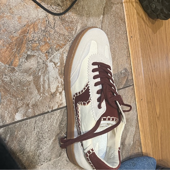Stylish dolce vita WoMen's Sneakers in Cream and Burgundy. Size 9.5 - Picture 4 of 4